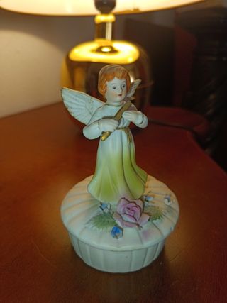 Cajita de porcelana biscuit con figurita de ángel