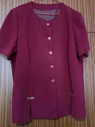 Traje de falda y top rojo