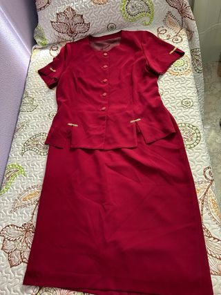 Traje de falda y top rojo