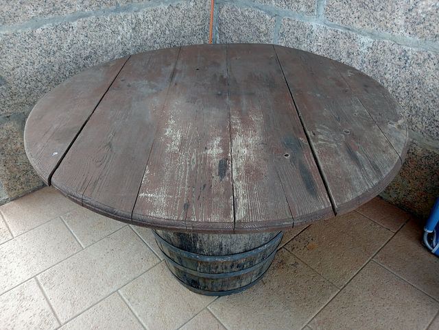 Mesas redondas de barril madera y metal