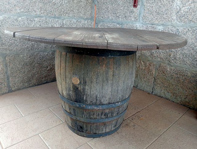 Mesas redondas de barril madera y metal