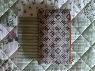 Monedero beige y marrón con estampado