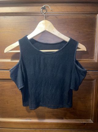 Top corto nero spalle scoperte