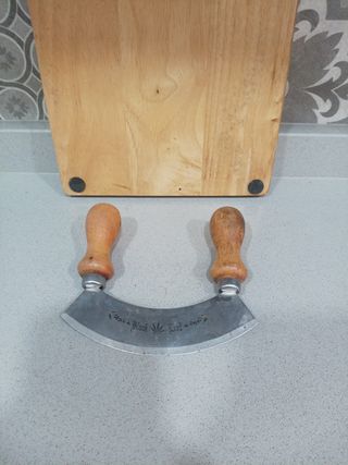 Picador de hierbas y tabla de cortar