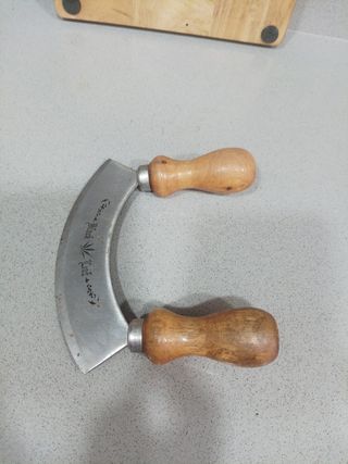 Picador de hierbas y tabla de cortar