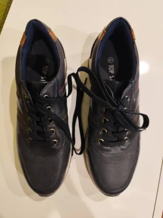 Sneakers eleganti da uomo con lacci.