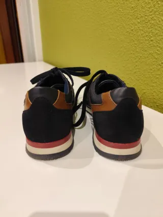 Sneakers eleganti da uomo con lacci.
