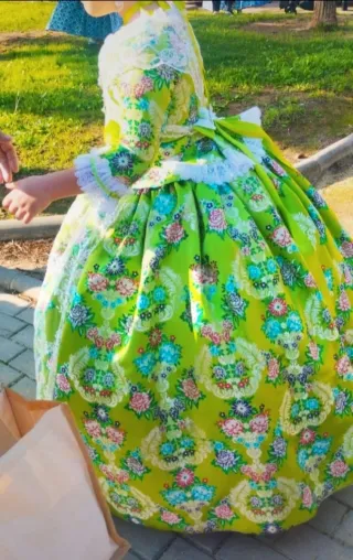 Traje de Fallera verde y multicolor