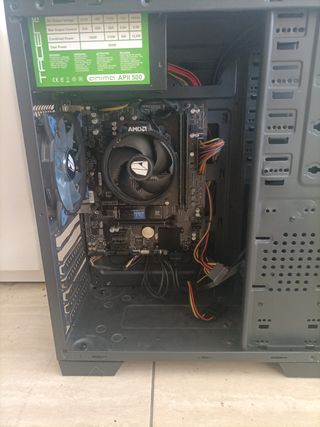 Ordenador de sobremesa negro