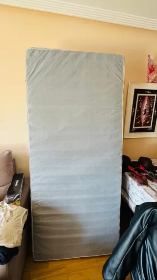 Litera de madera y colchón