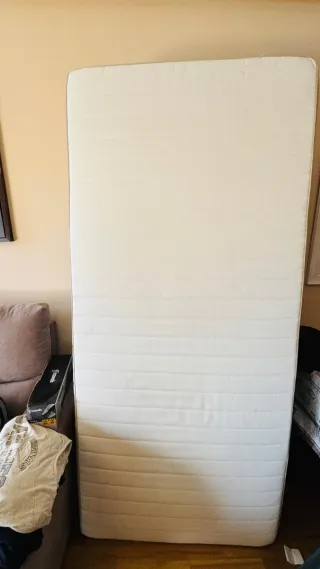 Litera de madera y colchón