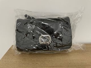 Bolso negro Parfois con etiqueta