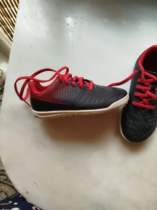 Zapatillas deportivas negras y rojas