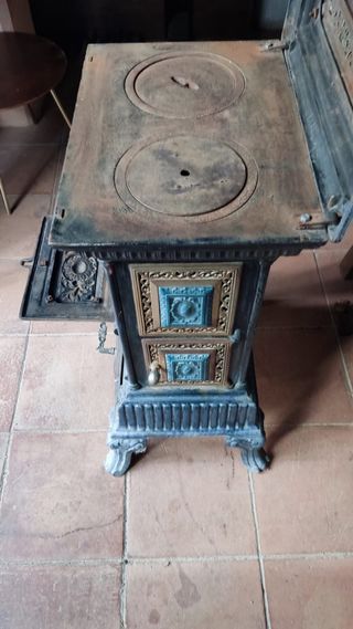 Antigua estufa de cerámica y forja Ornilla