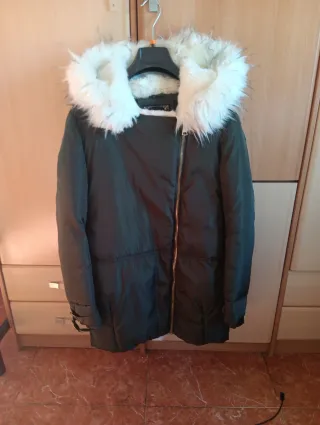 Parka verde impermeable con capucha