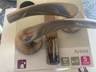 Manillas de puerta plateadas para cinco puertas