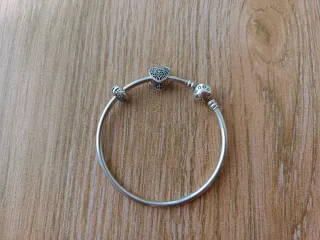 Pulsera Pandora rígida con charms corazón