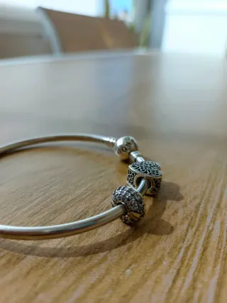 Pulsera Pandora rígida con charms corazón