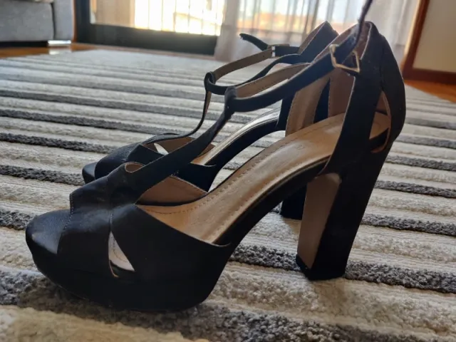 Sandálias de salto alto pretas tamanho 37