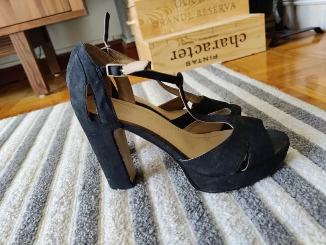 Sandálias de salto alto pretas tamanho 37