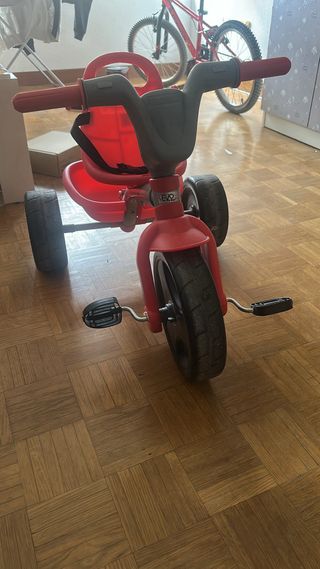 Triciclo infantil rojo