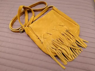 Bolso de piel amarillo flecos