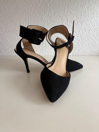 Zapatos de tacón negros con tira al tobillo
