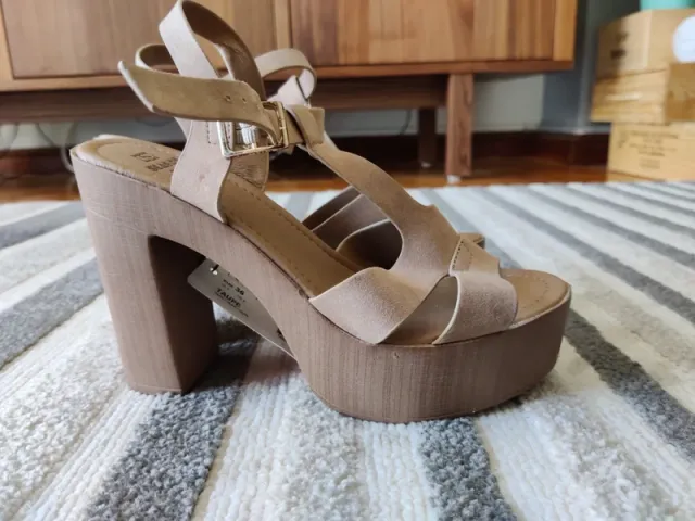 Sandálias bege/castanhas novas tam 36