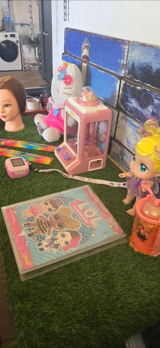 Lote de juguetes: Hello Kitty, LOL, muñeca