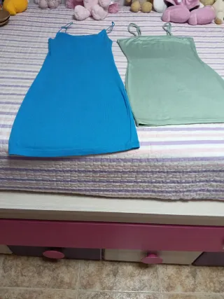 vestiti attillati blu e verdi da donna