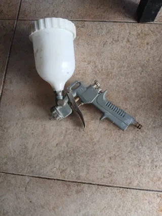 Pistola de pintar con depósito