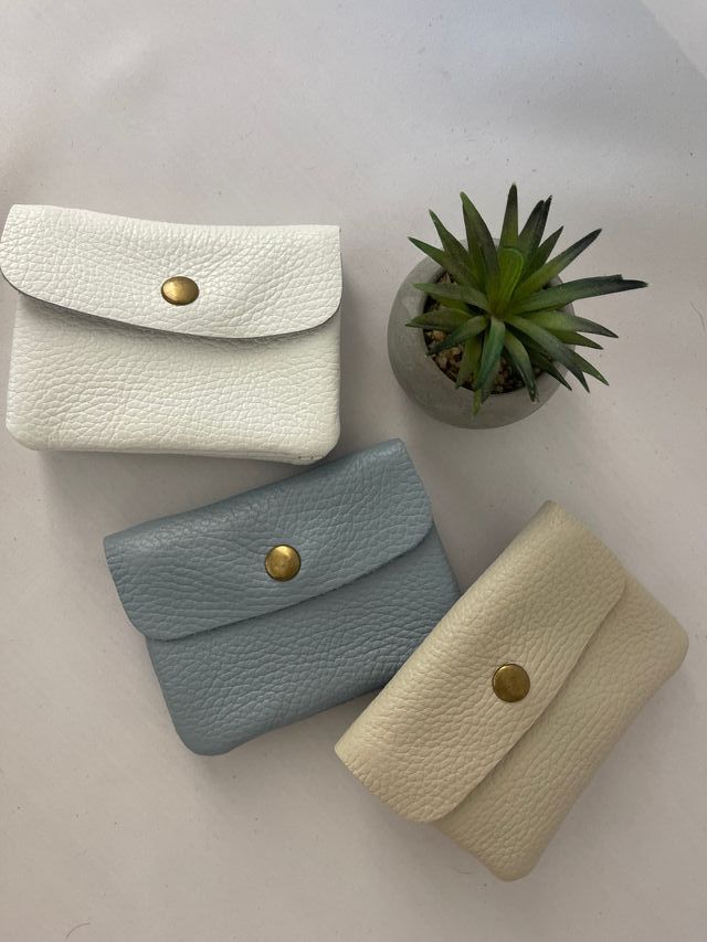 Monederos de piel (beige, gris, blanco)