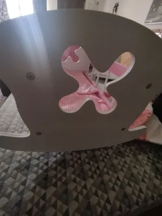 Cuna de madera rosa para bebé reborn