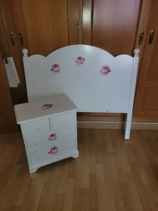 Mesita y cabecero blanco con rosas