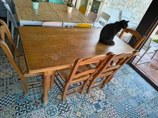 Mesa de comedor y 4 sillas de madera