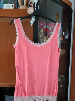 Canottiera rosa con pizzo