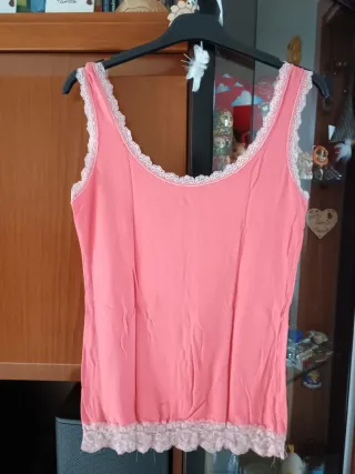 Canottiera rosa con pizzo