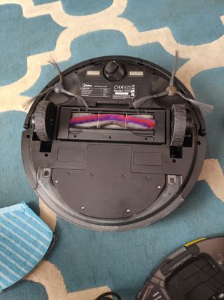 Robot Aspirador Midea con caja