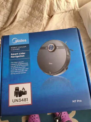 Robot Aspirador Midea con caja