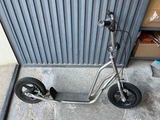 Patinete clásico vintage rueda grande.