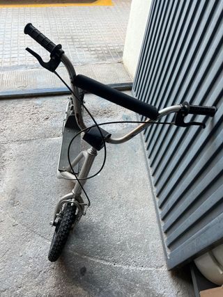 Patinete clásico vintage rueda grande.