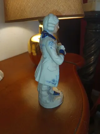 Figurita Porcelana Músico Barroco Azul Blanco