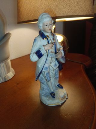 Figurita Porcelana Músico Barroco Azul Blanco