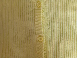 Chaqueta amarilla con encaje