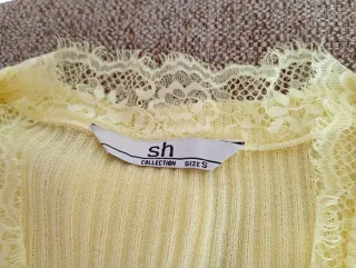 Chaqueta amarilla con encaje