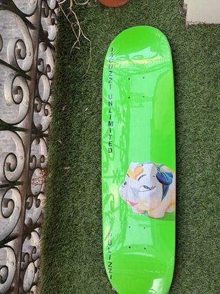 Tabla de skate verde con dibujo