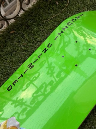 Tabla de skate verde con dibujo