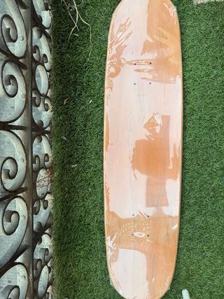Tabla de skate verde con dibujo