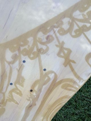 Tabla de skate verde con dibujo