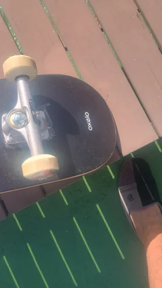 Monopatín con ruedas blancas